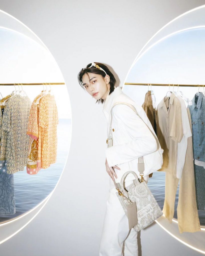 hyunjin-versace-la-vacanza-fashion
