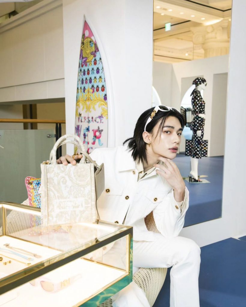 hyunjin-versace-la-vacanza-store